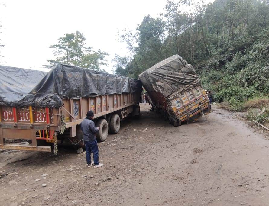 Two trucks broken down on the NH-2 stretch from Kigwema to Mao gate. (Photo Courtesy: Social Media)